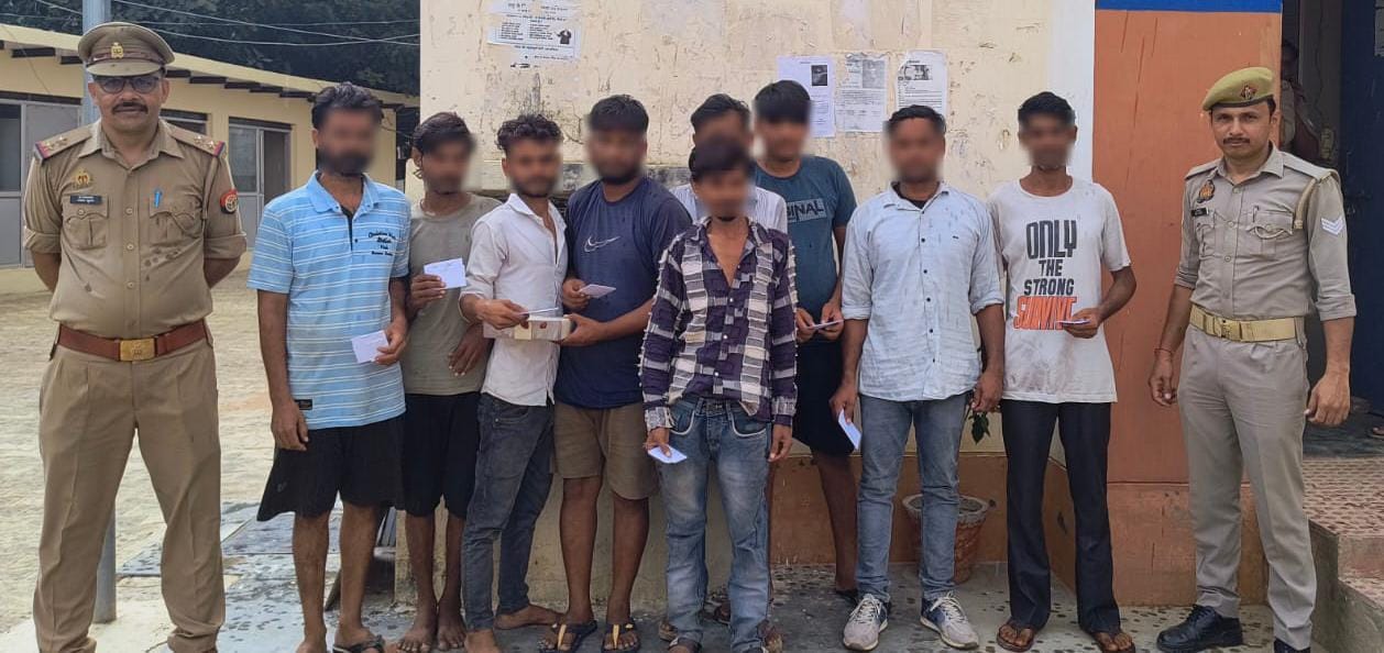 Agra news:बंद मकान में ताश पत्तों पर लग रही थी हार-जीत की बाजी, पुलिस ने छापा मारकर 9 जुआरी किए गिरफ्तार