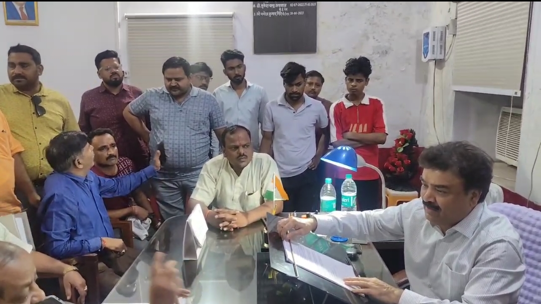 Aligarh भ्रष्टाचार में संलिप्त हीरालाल बारहसैनी इण्टर कॉलेज के कंट्रोलर को हटाने की मांग