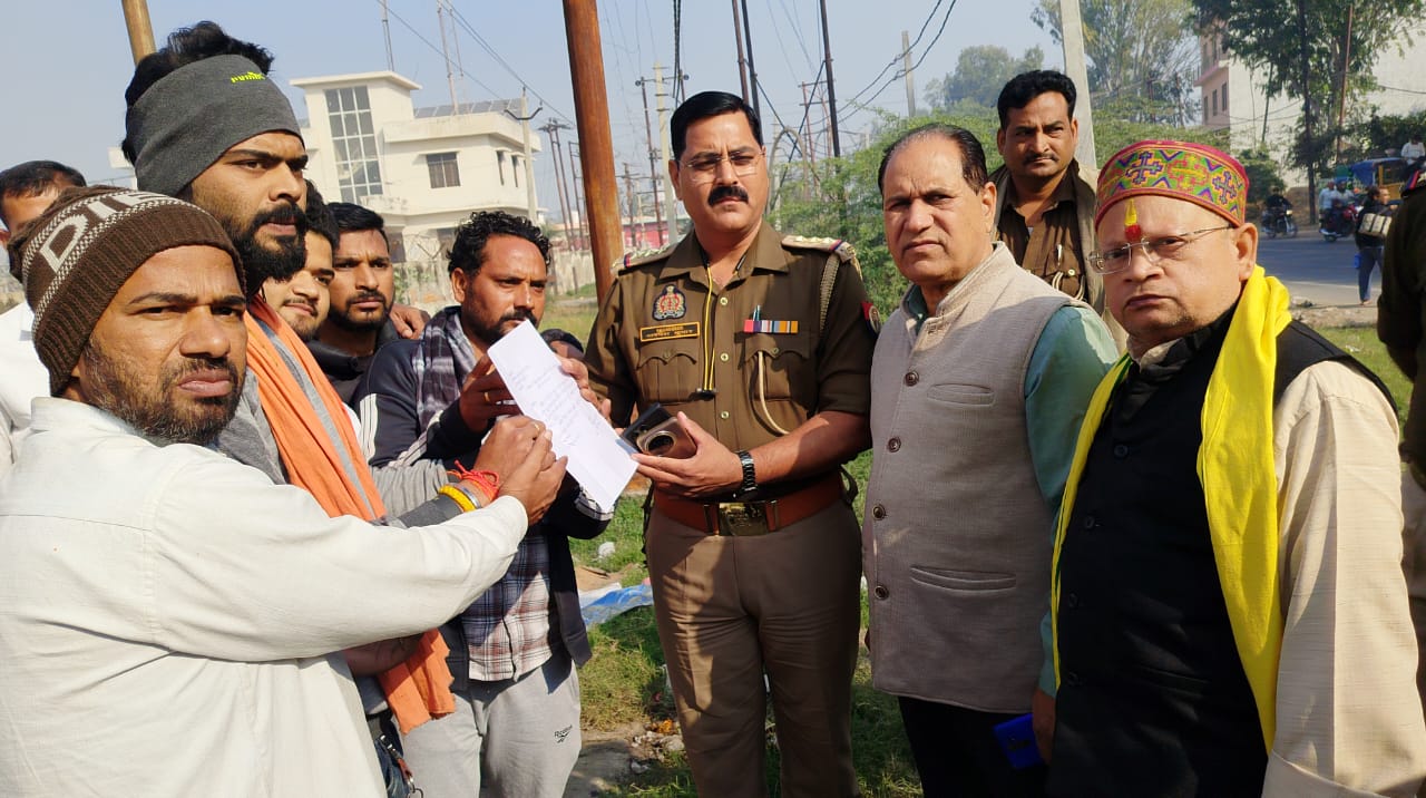 Hathras News:शरारती तत्वों ने पथवारी माता की प्रतिमा कूड़े में फेंकी