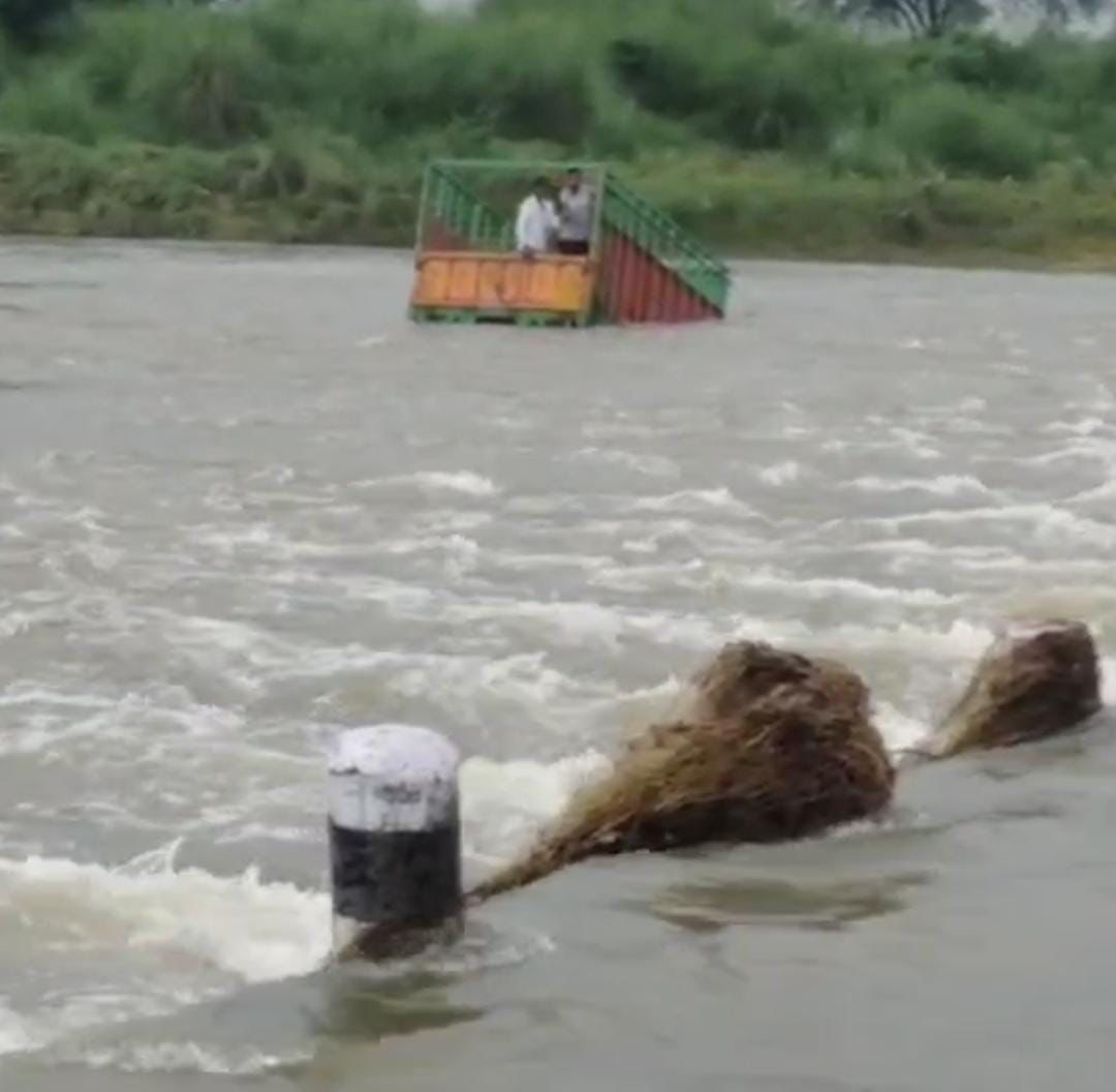 Agra News:राजस्थान बॉर्डर पर बह गया कैंटर, दो की तलाश जारी, वीडियो वायरल
