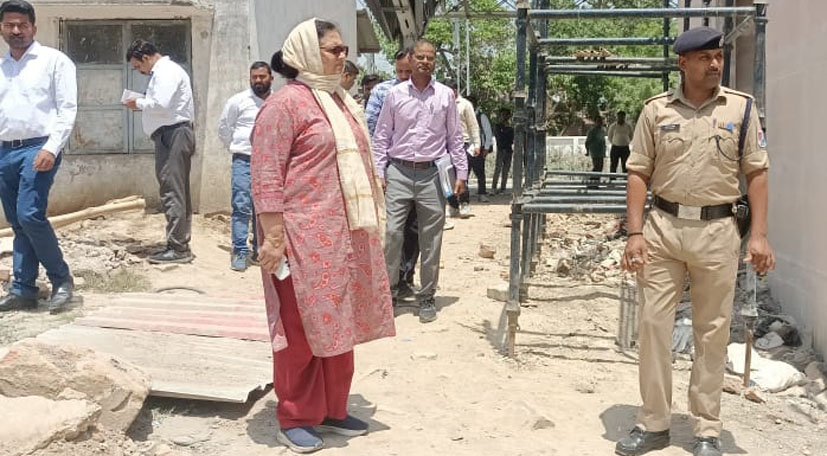 गुरसहायगंज-डीआरएम ने रेलवे स्टेशन का औचक निरीक्षण कर परखी हकीकत
