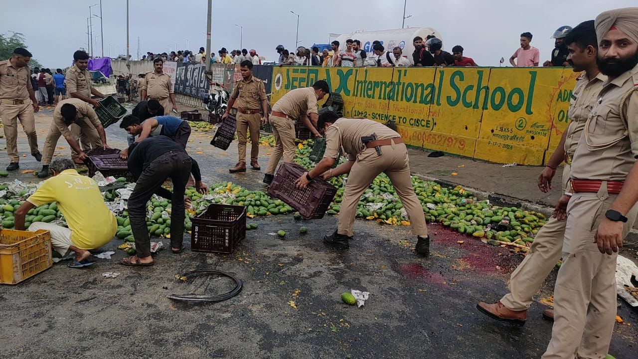 Agra शाहदरा फ्लाईओवर पर आम लदे पिकअप ने छीनी चार ज़िंदगियां, मॉर्निंग वॉक पर निकले बुज़ुर्गों को रौंदा