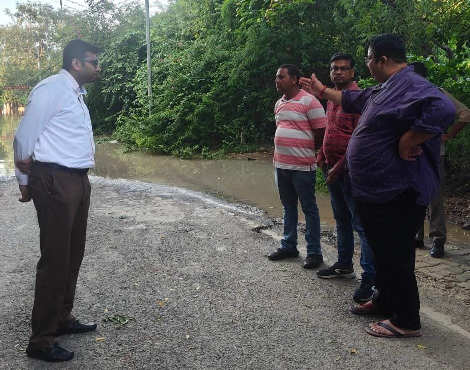 Agra News:यमुना का बढ़ता जलस्तर : जिलाधिकारी अरविंद मल्लप्पा बंगारी ने दशहरा घाट पर लिया हालात का जायजा