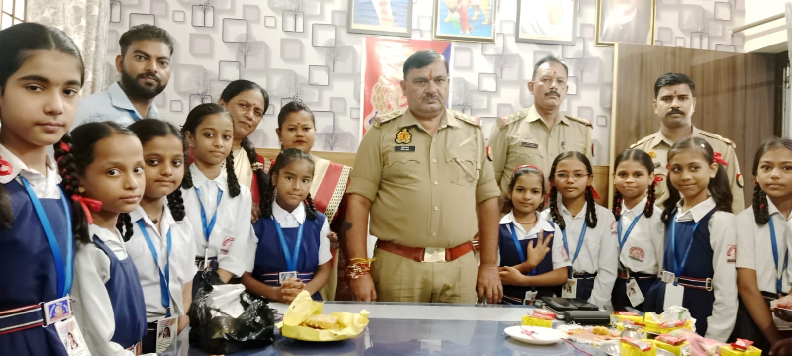 Alighar News:देश और समाज की सुरक्षा में निरंतर जुटे पुलिस के जवानों के सम्मान में रक्षाबंधन कार्यक्रम का हुआ भव्य आयोजन 
