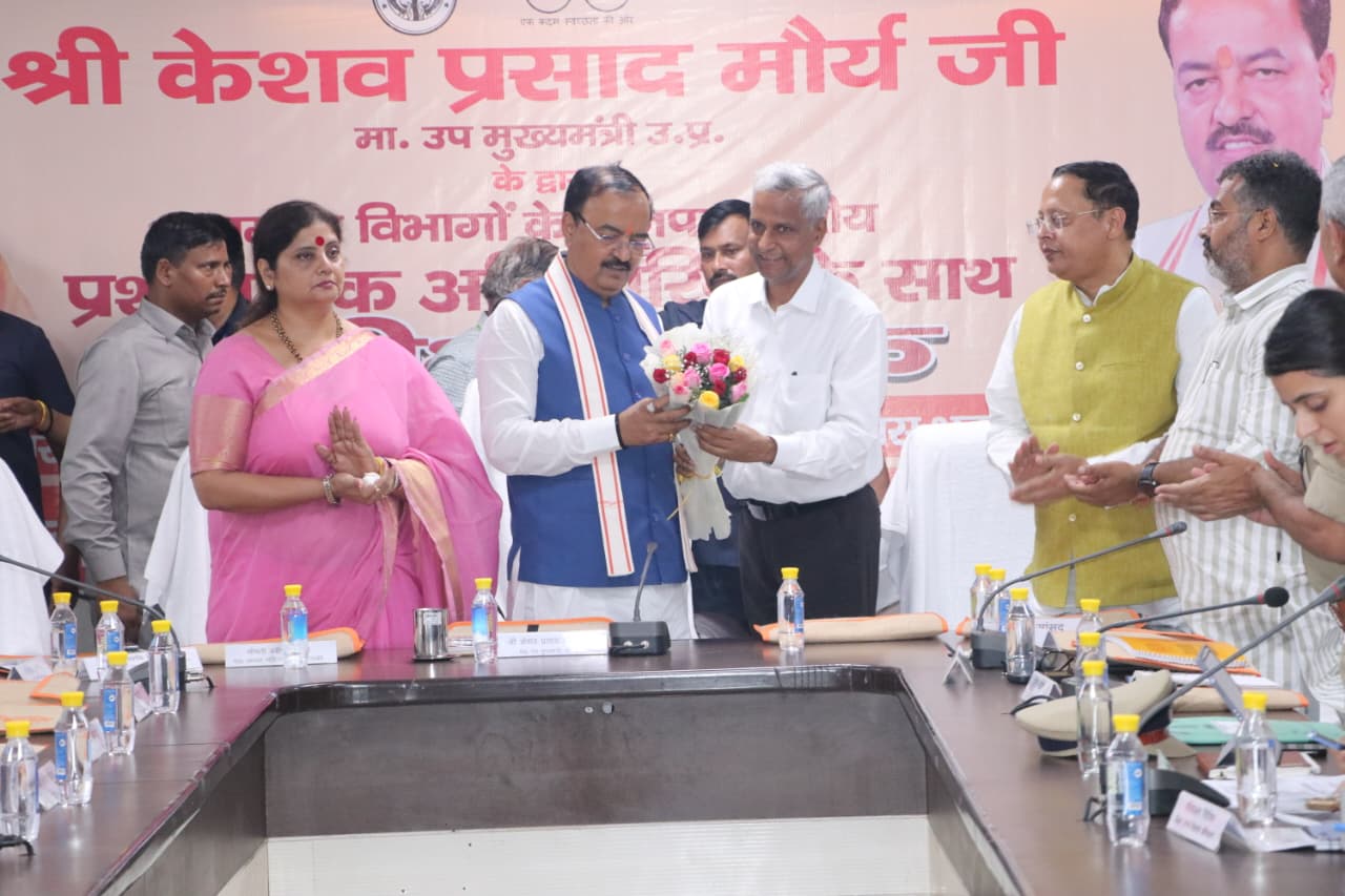 Agra News: उप मुख्यमंत्री केशव प्रसाद मौर्य ने आगरा में की व्यापक समीक्षा बैठक, अधिकारियों को दिए कड़े निर्देश