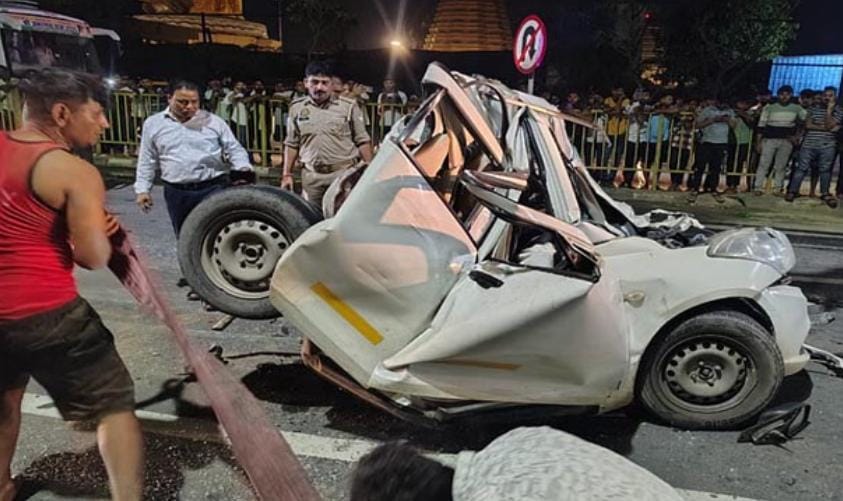 Mathura News:चारधाम के पास भीषण हादसा: ट्रक ने कार को मारी टक्कर, दो टैक्सी ड्राइवरों की मौके पर मौत