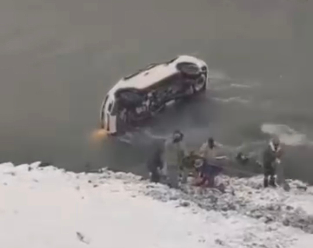 Cargil News: द्रास के कुशल मोड़ के पास नदी में गिरी कार, छुट्टी पर जा रहे 5 सैनिकों समेत 6 घायल