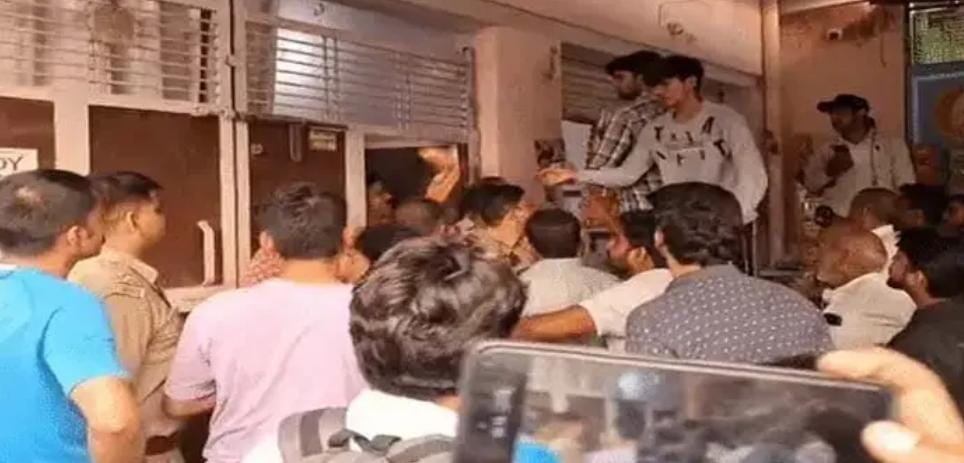 Mathura News:हॉस्टल रूम में बीटेक छात्रा की जिंदा जलकर दर्दनाक मौत, आग की लपटों और चीखों से मचा हड़कंप