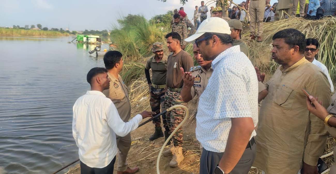 Agra News:मूर्ति विसर्जन के दौरान डूबे युवकों में से चौथे दिन एक और शव बरामद, नदी में 6 युवक अभी भी लापता