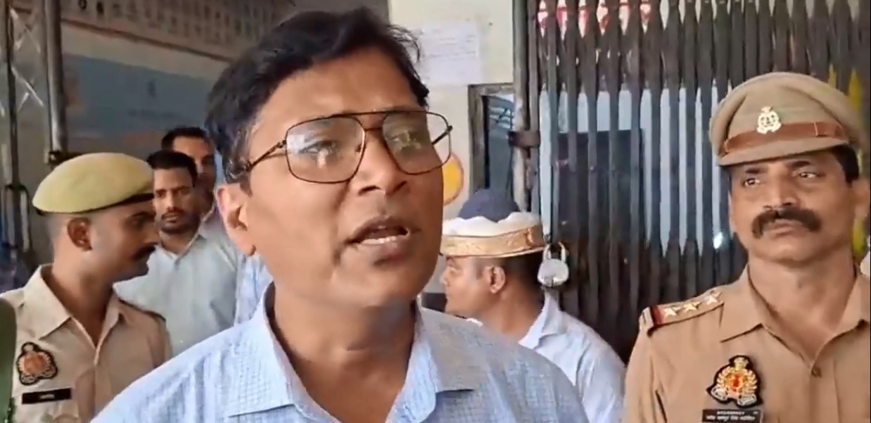 एआरटीओ ऑफिस का अचानक निरीक्षण करने पहुंचे डीएम