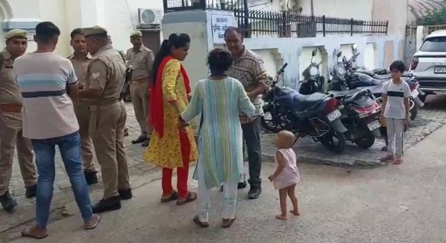 Mainpuri एसपी ऑफिस पर पेट्रोल की बोतल लेकर पहुंची महिला