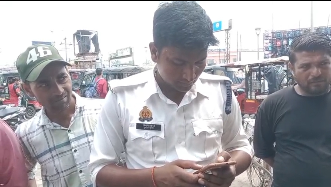 Aligarh ई रिक्शा चालक ने ट्रैफिक सिपाही के साथ की मारपीट,  वर्दी फटी 