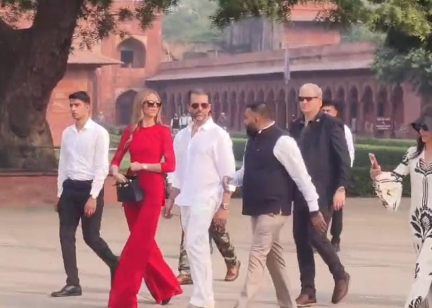 Agra News:गर्लफ्रेंड संग ताजमहल पहुंचे डोनाल्ड ट्रंप जूनियर  डायना बेंच पर कराई फोटोशूट 45 मिनट तक देखा शाहजहां-मुमताज का मकबरा