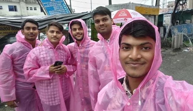 Agra News:छात्र जम्मू में वैष्णो देवी यात्रा पर लैंडस्लाइड में बहा, दो युवकों ने अपनी जान बचाई