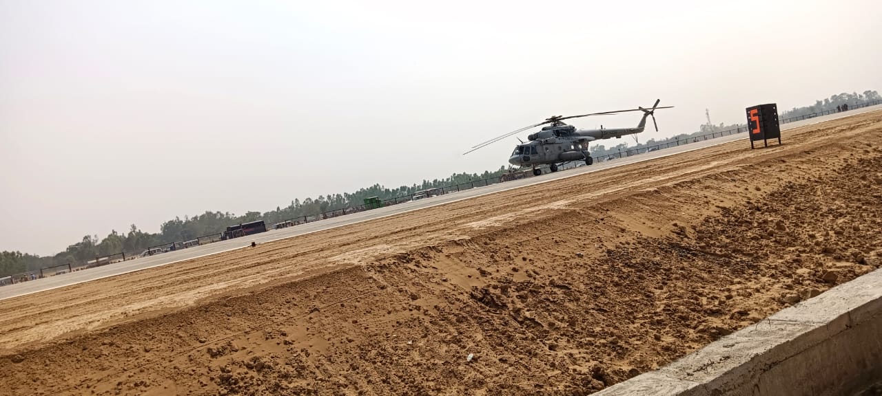 शाहजहाँपुर-गंगा एक्सप्रेसवे पर ऐतिहासिक एयर शो का हुआ आयोजन